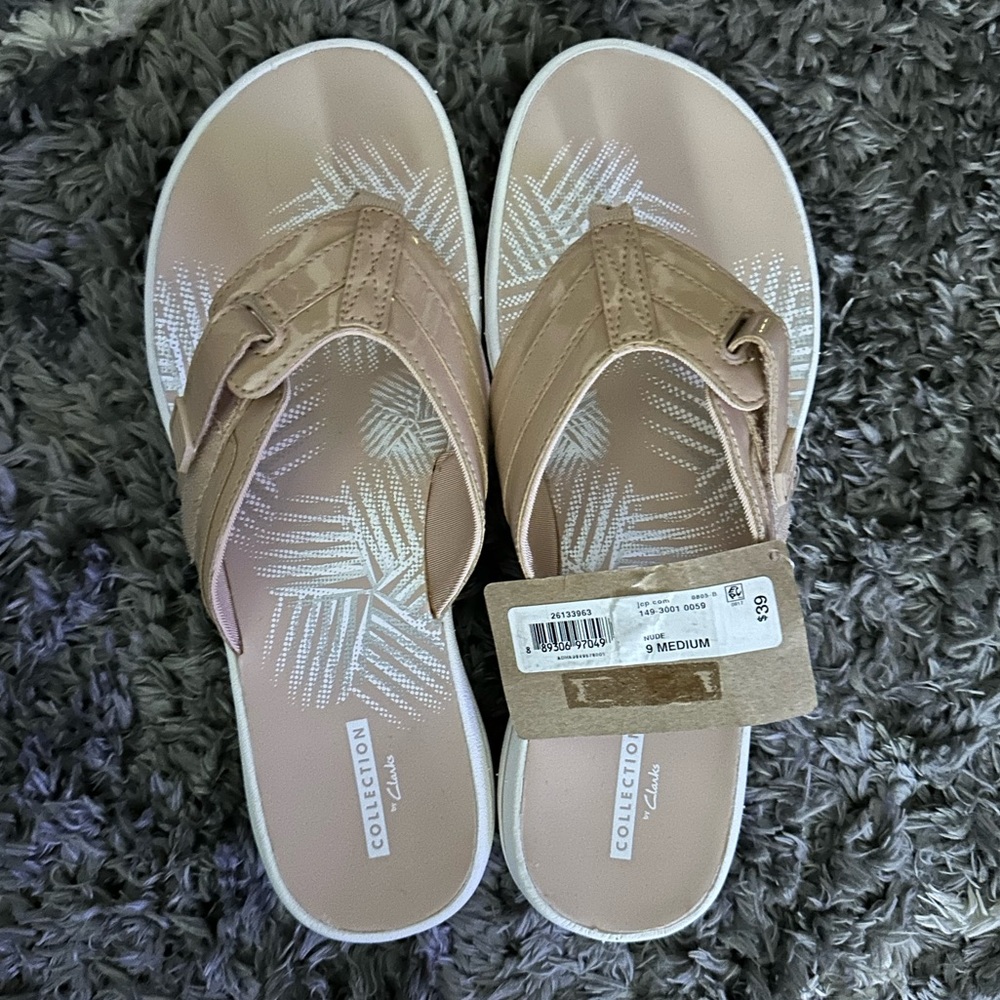 Clarks collection nude flip flops sandals NWT Clark’s sandals